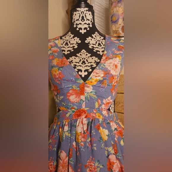 Ariana Grande "Love Culture" Floral Dress - Picture 5 of 6